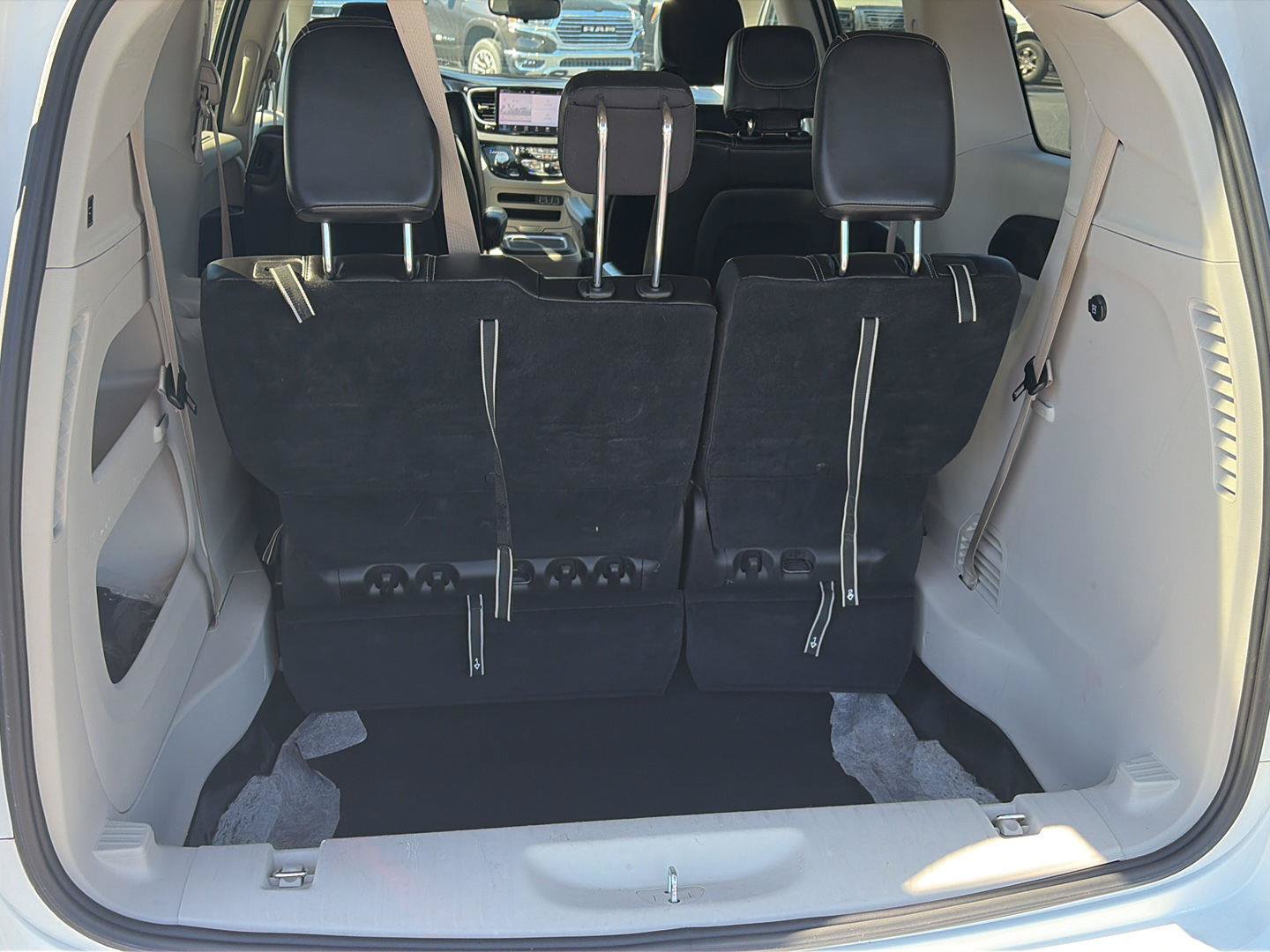 Used 2024 Chrysler Pacifica Touring-L FWD image 14
