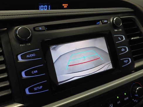 Used 2019 Toyota Highlander LE AWD/4WD image 17