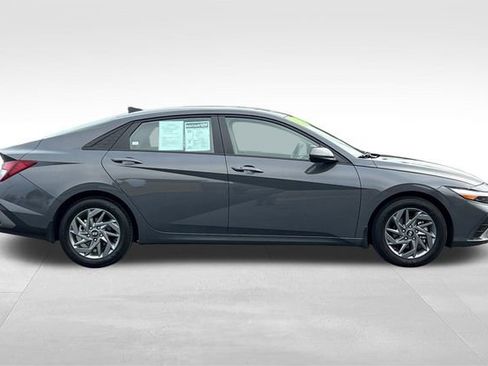 Used 2024 Hyundai Elantra SEL image 3