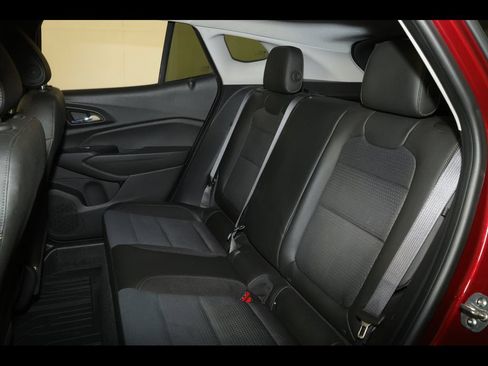Used 2025 Chevrolet Trax LT w/ LT Convenience Package FWD image 26