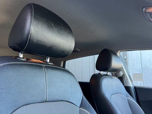 Used 2021 Kia Niro EX image 18