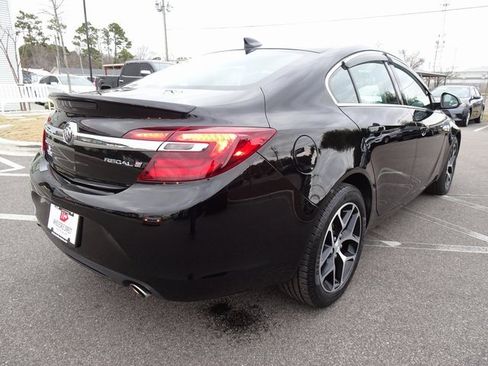 Used 2017 Buick Regal Sport Touring image 4
