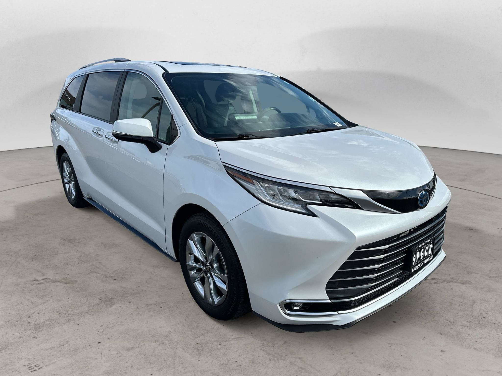 Used 2024 Toyota Sienna Limited AWD/4WD image 6