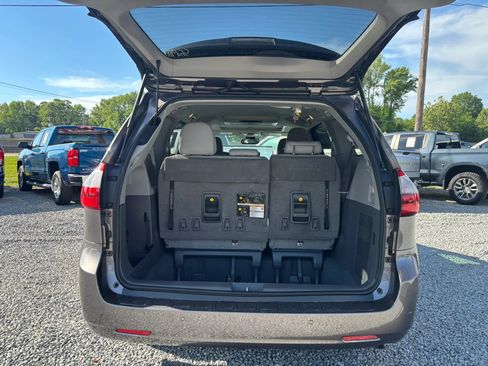 Used 2020 Toyota Sienna XLE Premium FWD image 10
