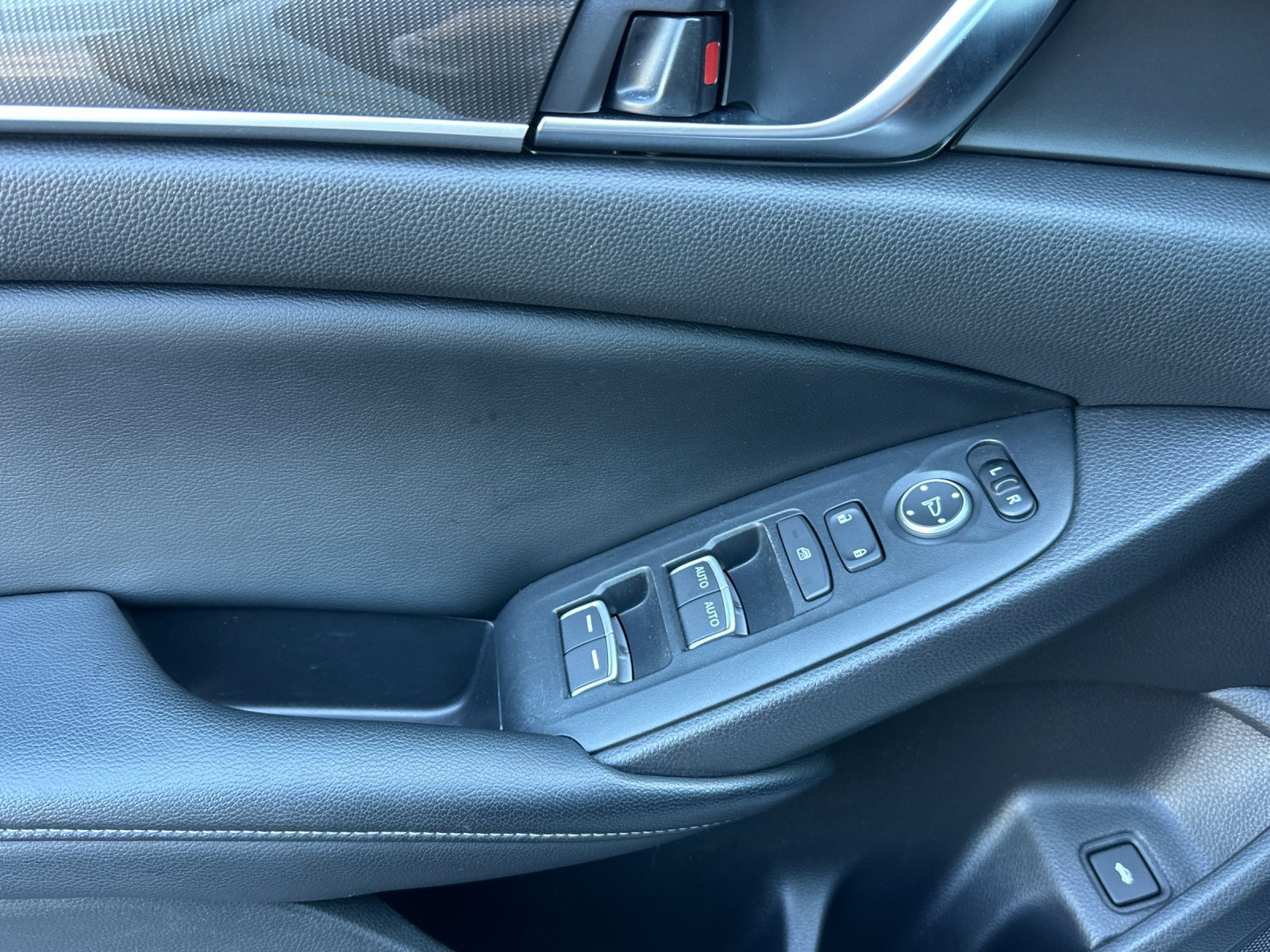 Used 2018 Honda Accord Sport image 11