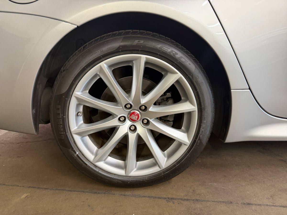 Used 2016 Jaguar XJ R-Sport RWD image 24