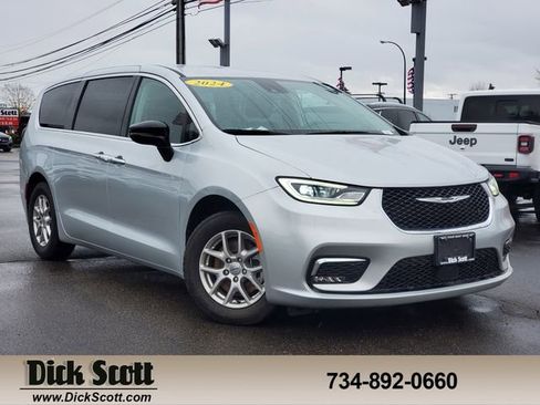 Used 2024 Chrysler Pacifica Touring-L image 1