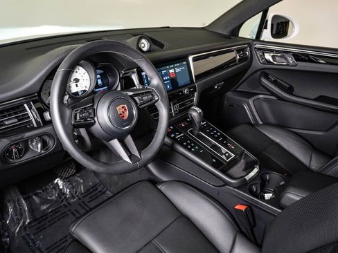 Certified 2026 Porsche Macan AWD/4WD image 4