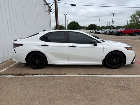 Used 2022 Toyota Camry SE FWD image 8
