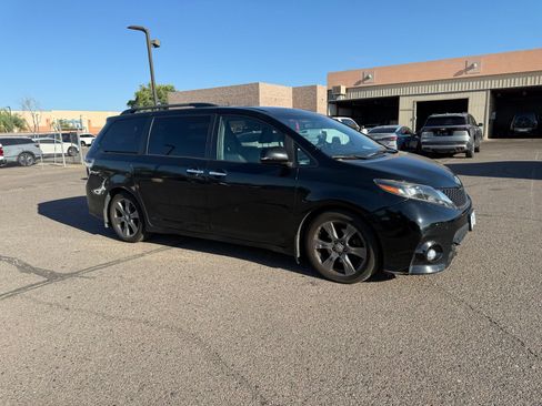 Used 2017 Toyota Sienna SE FWD image 2