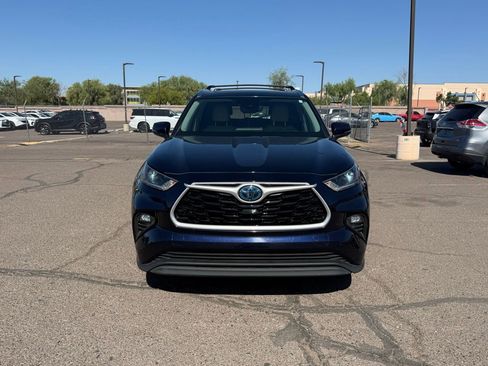 Used 2021 Toyota Highlander XLE FWD image 2