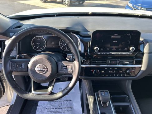 Used 2024 Nissan Pathfinder SV image 5