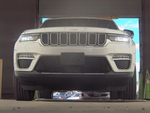 Used 2023 Jeep Grand Cherokee 4WD 4xe image 3