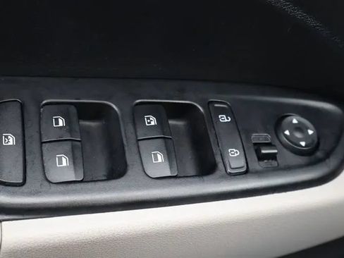 Used 2025 Hyundai Venue SEL FWD image 23