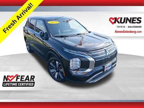 Used 2025 Mitsubishi Outlander SE image 1