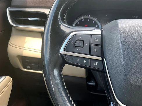 Used 2021 Toyota Highlander XLE AWD/4WD image 24