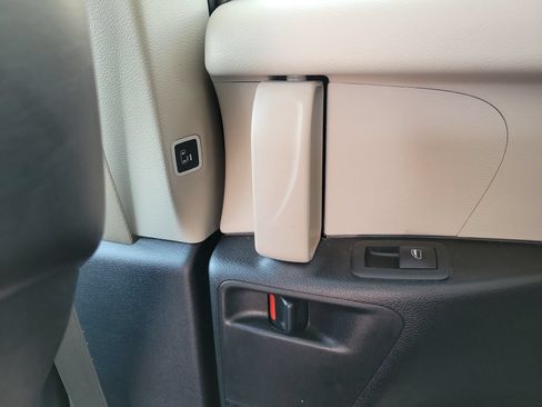 Used 2023 Chrysler Pacifica Touring-L FWD image 17