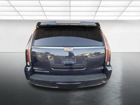 Used 2018 Cadillac Escalade Luxury RWD image 3