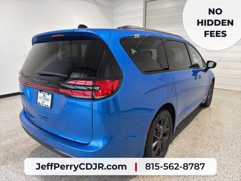 New 2026 Chrysler Pacifica Select w/ S Appearance Package FWD image 3