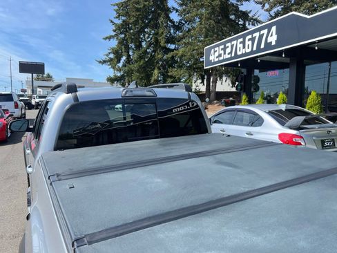 Used 2017 Toyota Tacoma TRD Off-Road w/ Tow Package AWD/4WD image 14