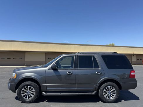Used 2017 Ford Expedition XLT AWD/4WD image 4