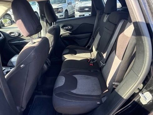 Used 2017 Jeep Cherokee Sport FWD image 23
