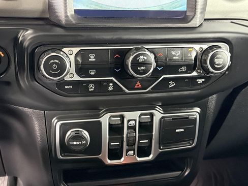 Used 2018 Jeep Wrangler Unlimited Sahara AWD/4WD image 29