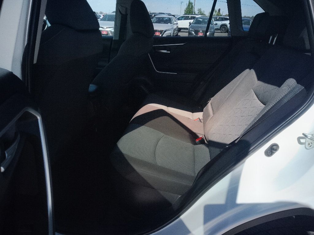 Used 2025 Toyota RAV4 XLE AWD/4WD image 10