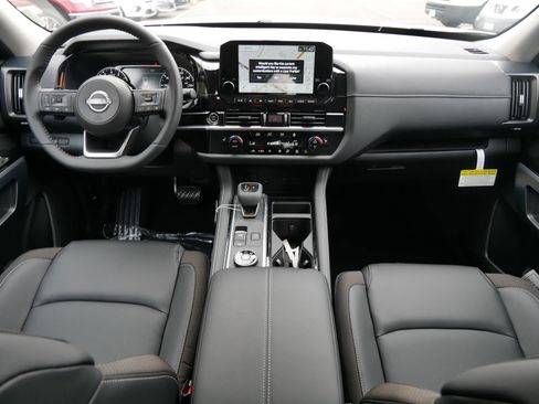 New 2025 Nissan Pathfinder SL image 9