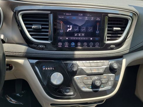 Used 2018 Chrysler Pacifica Limited w/ Advanced Safetytec Group FWD image 33
