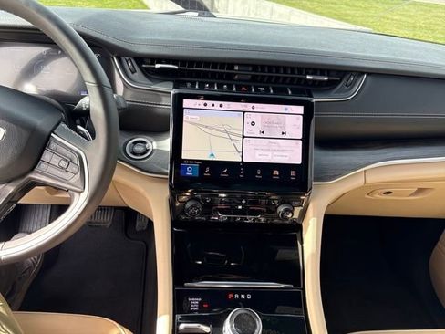 Used 2023 Jeep Grand Cherokee Limited w/ Black Appearance Package image 18