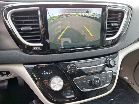 Used 2024 Chrysler Pacifica Touring-L FWD image 15