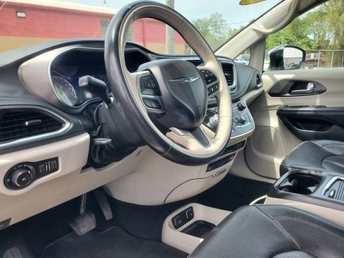 Used 2019 Chrysler Pacifica Limited w/ Tire & Wheel Group FWD image 15
