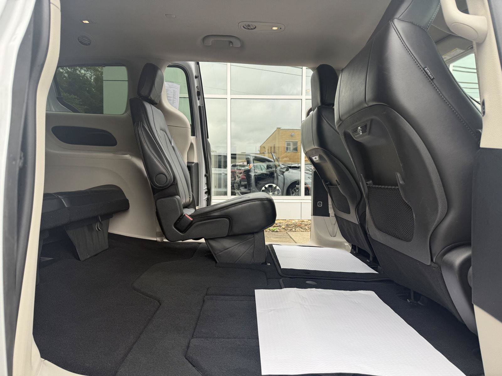 Used 2024 Chrysler Pacifica Touring-L FWD image 21