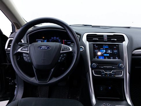 Used 2018 Ford Fusion SE w/ Fusion SE Technology Package FWD image 3