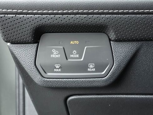 Used 2025 Volkswagen Atlas Cross Sport SE image 16