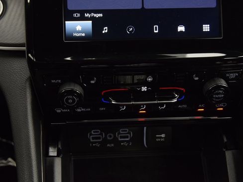 Used 2024 Jeep Grand Cherokee Altitude RWD image 25