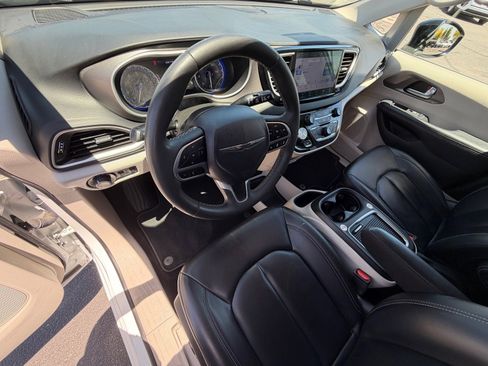 Used 2024 Chrysler Pacifica Touring-L FWD image 17