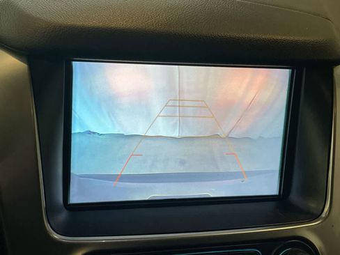 Used 2018 Chevrolet Suburban LT image 17