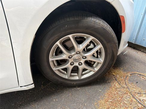 Used 2023 Chrysler Pacifica Touring-L FWD image 8