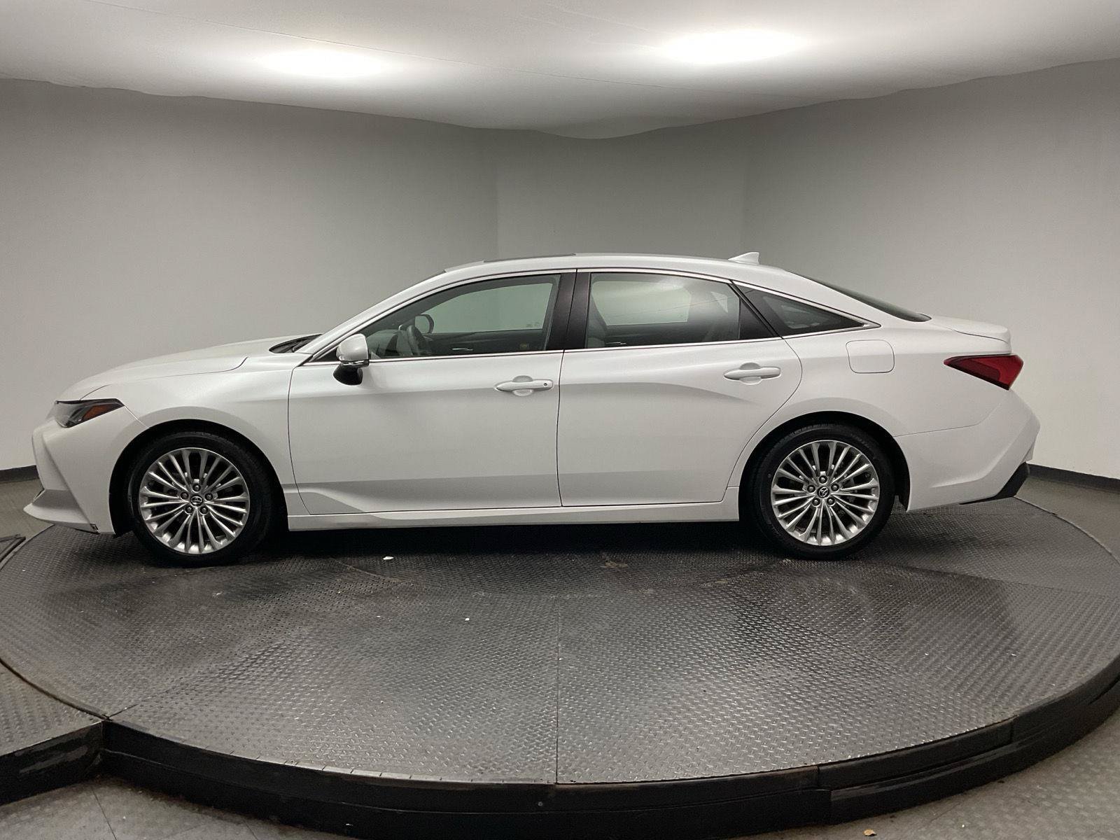 Used 2019 Toyota Avalon Limited w/ All Weather Liner Package FWD image 4