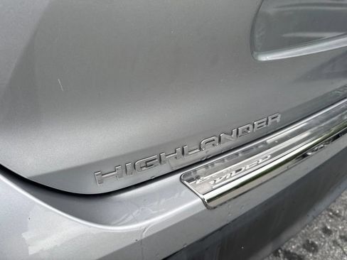Used 2022 Toyota Highlander XLE AWD/4WD image 8