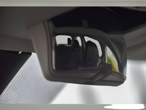 Used 2024 Chrysler Pacifica Touring-L image 38