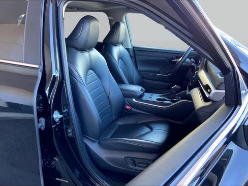 Used 2024 Toyota Highlander XLE FWD image 17