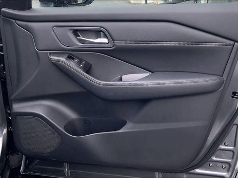 Used 2025 Nissan Rogue SV w/ SV Premium Package image 25