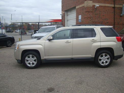 Used 2010 GMC Terrain SLE w/ Convenience Package image 2