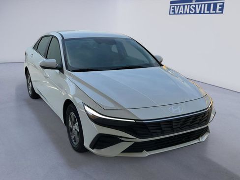 New 2026 Hyundai Elantra SE FWD image 3