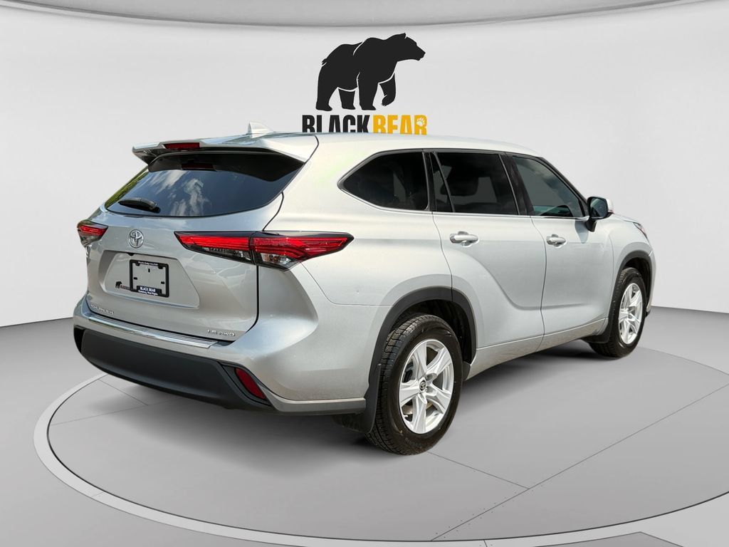 Used 2020 Toyota Highlander LE AWD/4WD image 3