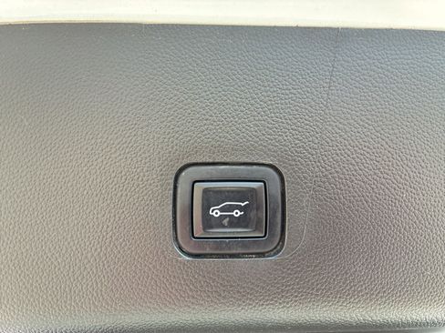 Used 2021 Chevrolet Traverse LT w/ LT Premium Package AWD/4WD image 6
