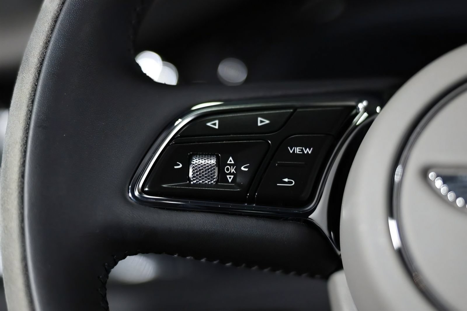 Used 2022 Bentley Bentayga AWD/4WD image 29
